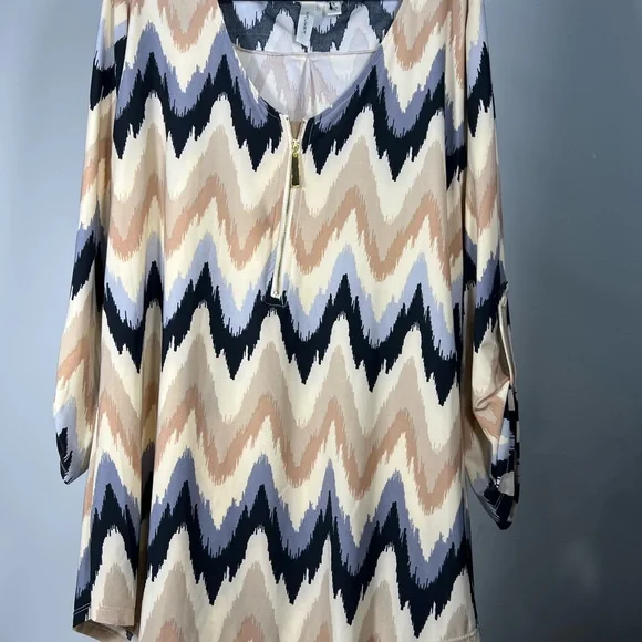 Tacera Monochrome Patterned Top - Picture 4 of 16